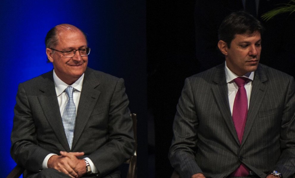 Jornalista Vera Guimarães Martins compara o tratamento dedicado à Folha aos aumentos do IPTU (municipal) e da água (estadual); segundo ela, o jornal acertou ao dar mais espaço ao aumento determinado por Fernando Haddad do que àquele decidido pelo governo de Geraldo Alckmin; "Dar às duas notícias o mesmo destaque seria tratar igualmente assuntos com pesos diferentes. A conta de água subiu 6,5%, índice que segue o diapasão inflacionário. O aumento do IPTU será variável, mas bem mais expressivo: até 15% para residências e até 30% para imóveis comerciais em 2015"