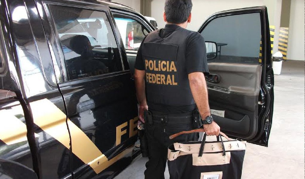 A PF deflagrou a operação Fim da Linha, para desarticular esquema criminoso de falsificação de documentos públicos utilizados em pedidos de concessão de benefícios de Amparo Social ao Idoso e de Pensão por Morte, nas cidades de São Luis/MA, Paço do Lumiar/MA e São José de Ribamar/MA; o prejuízo, inicialmente identificado, aproxima-se de R$ 950 mil, enquanto que o prejuízo evitado com a consequente suspensão desses benefícios, levando-se em consideração a expectativa de vida média da população brasileira, aproxima-se de R$ 4,7 milhões