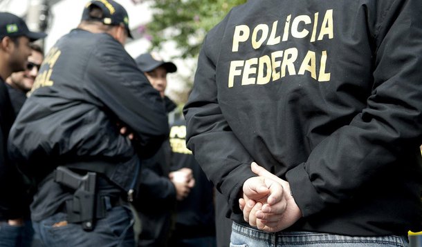 A Polícia Federal desarticulou uma organização criminosa suspeita de desviar mais de R$ 57 milhões Fundo de Manutenção e Desenvolvimento da Educação Básica (Fundeb); criminosos, que agiam no Distrito Federal, Bahia, Minas Gerais e São Paulo, fraudavam licitações com apoio de agentes públicos que também participavam do esquema; de acordo com as investigações que culminaram na Operação Águia de Haia, os criminosos agiam desde 2009