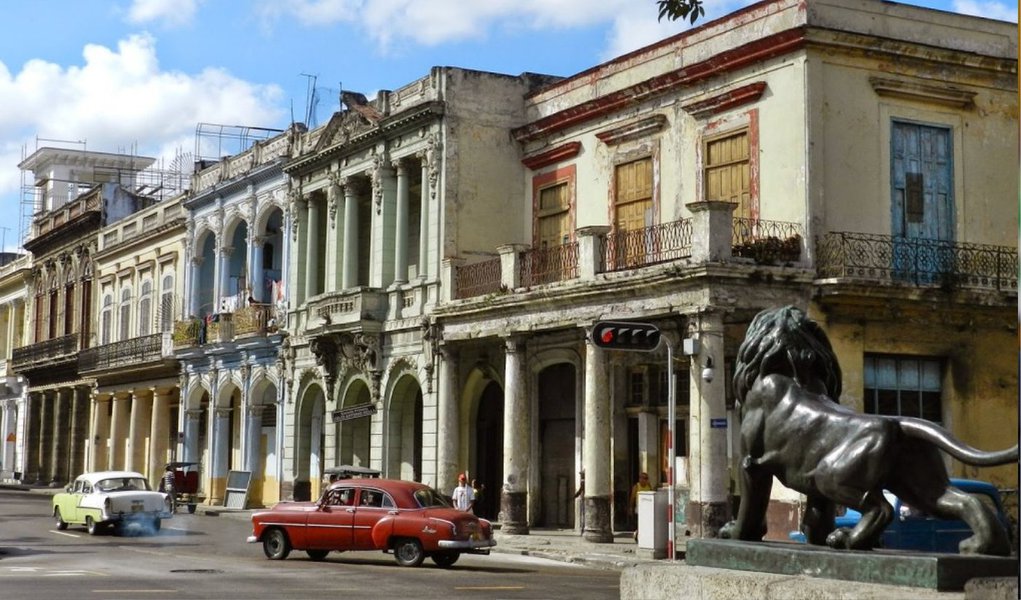 Governo cubano planeja transmitir sinais Wi-Fi em 35 espaços públicos na primeira oferta do tipo para a população em geral, cujo acesso à Internet tem sido limitado na maior parte ao uso em lan houses estatais; o país também cortará o preço para usar a Internet de 4,50 dólares a 2 dólares por hora