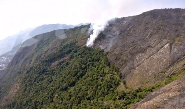 O incêndio que atingiu nos últimos dias a região serrana do Rio e o Parque Nacional da Serra dos Órgãos foi considerado extinto agora à tarde pelo Corpo de Bombeiros e pela equipe do Instituto Chico Mendes de Conservação de Biodiversidade (ICMBio); segundo os Bombeiros, uma chuva acabou com os focos de incêndio que atingiam a região serrana desde o último dia 7; os dois últimos focos de fogo na região de Itaipava foram extintos com o auxílio de dois helicópteros