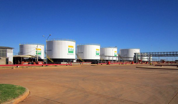 Presidente do Conselho, Murilo Ferreira, e o conselheiro que representa os funcionários da Petrobras, Deyvid Bacelar, votaram contra, alegando que decisões adicionais precisam ser tomadas, incluindo a contratação de profissionais com experiência em vendas no varejo e a aprovação de um plano de negócios para a BR Distribuidora, antes que qualquer venda possa ser formatada, segundo a ata