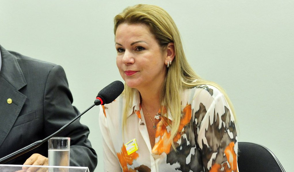 Viúva do ex-deputado José Janene (PP-PR), Stael Fernanda Janene, disse à CPI da Petrobras que ele tinha "cultura" de sonegação de impostos e que, mesmo sendo um homem rico, reclamava até mesmo do custo do pagamento de contas simples, como a da "verduraria"; Janene é apontado como o idealizador do esquema de corrupção investigado pela Operação Lava Jato na diretoria de Abastecimento da Petrobrasção na Petrobras"; "Ele [José Janene] não falava em dinheiro comigo, a não ser pra falar que a coisa estava difícil. Os negócios dele com o Alberto [Youssef] pra mim era amizade, era compadre, que ia jogar baralho em casa", afirmou