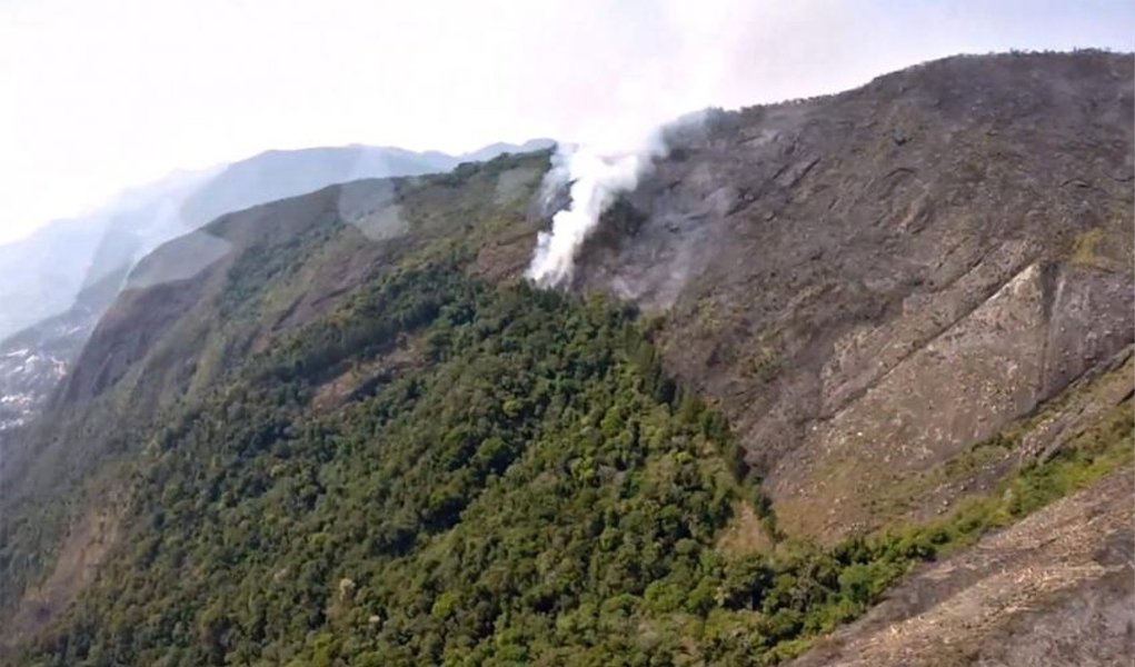 O incêndio que atingiu nos últimos dias a região serrana do Rio e o Parque Nacional da Serra dos Órgãos foi considerado extinto agora à tarde pelo Corpo de Bombeiros e pela equipe do Instituto Chico Mendes de Conservação de Biodiversidade (ICMBio); segundo os Bombeiros, uma chuva acabou com os focos de incêndio que atingiam a região serrana desde o último dia 7; os dois últimos focos de fogo na região de Itaipava foram extintos com o auxílio de dois helicópteros