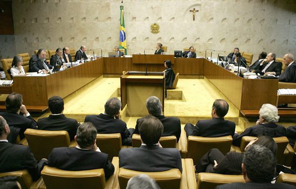 Este continuísmo comprometido com certa ideologia político-partidária acabará por amesquinhar o STF por seus ministros a um mero órgão tendente a referendar as políticas de interesse da situação para o qual fora nomeado para defender