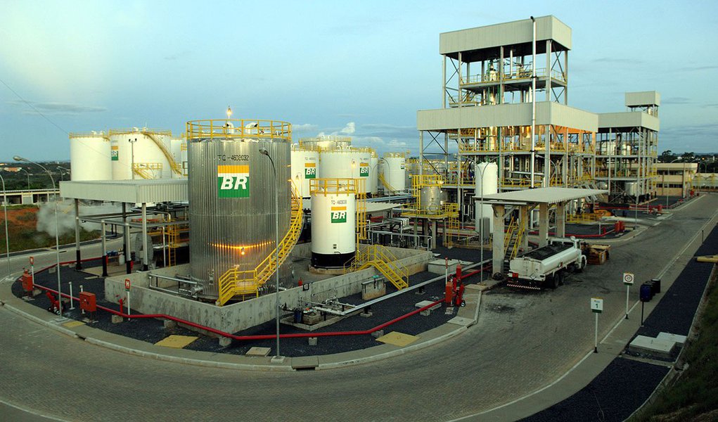 A produção de petróleo e gás natural da Petrobras, no Brasil e no exterior, atingiu em abril deste ano, 2,785 milhões de barris de óleo equivalente por dia (boed); na comparação com o mesmo mês de 2014, a elevação é 8,8%, com 2,560 milhões boed