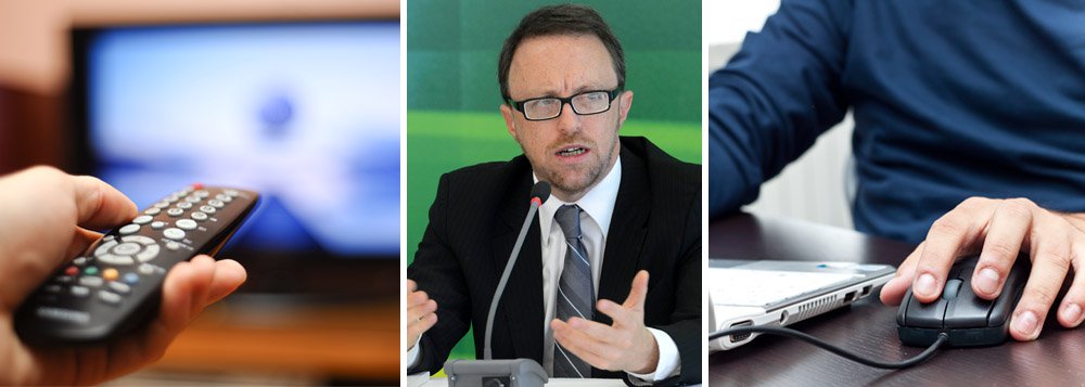 Em média, brasileiros passam 4 horas e 59 minutos por dia usando a internet nos dias de semana; já a média de tempo assistindo a TV é de 4 horas e 31 minutos/dia na semana; a informação está na Pesquisa de Mídia Brasileira 2015, divulgada hoje pela Secretaria de Comunicação Social da Presidência; "A diferença ainda é pequena, mas mostra uma tendência importante e que deve ser analisada. O tempo [de uso das redes] dá um parâmetro de como o brasileiro está migrando de forma consolidada para os meios de comunicação digitais", avaliou o ministro da Secom, Thomas Traumann; pesquisa foi divulgada no momento em que empresas da mídia familiar atacam veículos de comunicação digitais
 