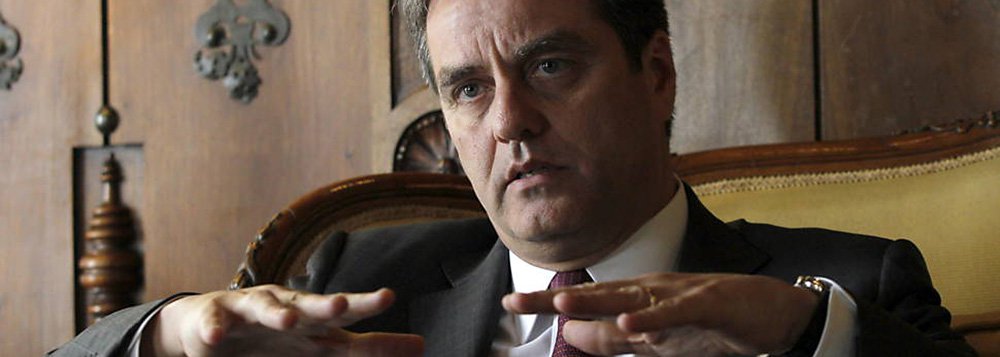 "Projetamos que o comércio continuará com sua lenta recuperação, mas com o crescimento econômico ainda frágil e contínuas tensões geopolíticas, essa tendência pode facilmente ser afetada", disse o diretor-geral da OMC, Roberto Azevêdo; segundo ele, o comércio global de bens crescerá 3,3% neste ano e 4,0% em 2016, menos do que projetado anteriormente