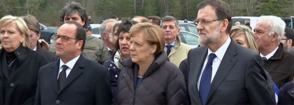 O presidente da França, François Hollande, e a chanceler alemã, Angela Merkel, chegaram juntos de helicóptero à remota região dos Alpes franceses onde a aeronave Airbus da empresa Germanwings caiu para participar de uma homenagem internacional às 150 vítimas da tragédia; o premiê da Espanha, Mariano Rajoy, se juntou aos líderes no vilarejo de Seyne-les-Alpes, onde investigadores franceses se concentram para operações de buscas nas montanhas próximas onde aconteceu o acidente na terça-feira