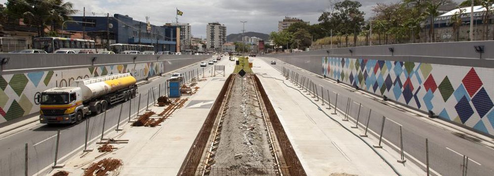 Secretários de Transportes e Planejamento Urbano dos 21 municípios da região metropolitana do Rio de Janeiro têm até o 1º semestre de 2016, todos as cidades tenham os seus respectivos planos municipais de mobilidade urbana prontos; o projeto irá beneficiar cerca de 12 milhões de habitantes; secretário estadual de Transportes, Carlos Roberto Osório apresentou na Associação Comercial, no centro do Rio, o Plano Diretor de Transporte Urbano , financiado pelo Bird