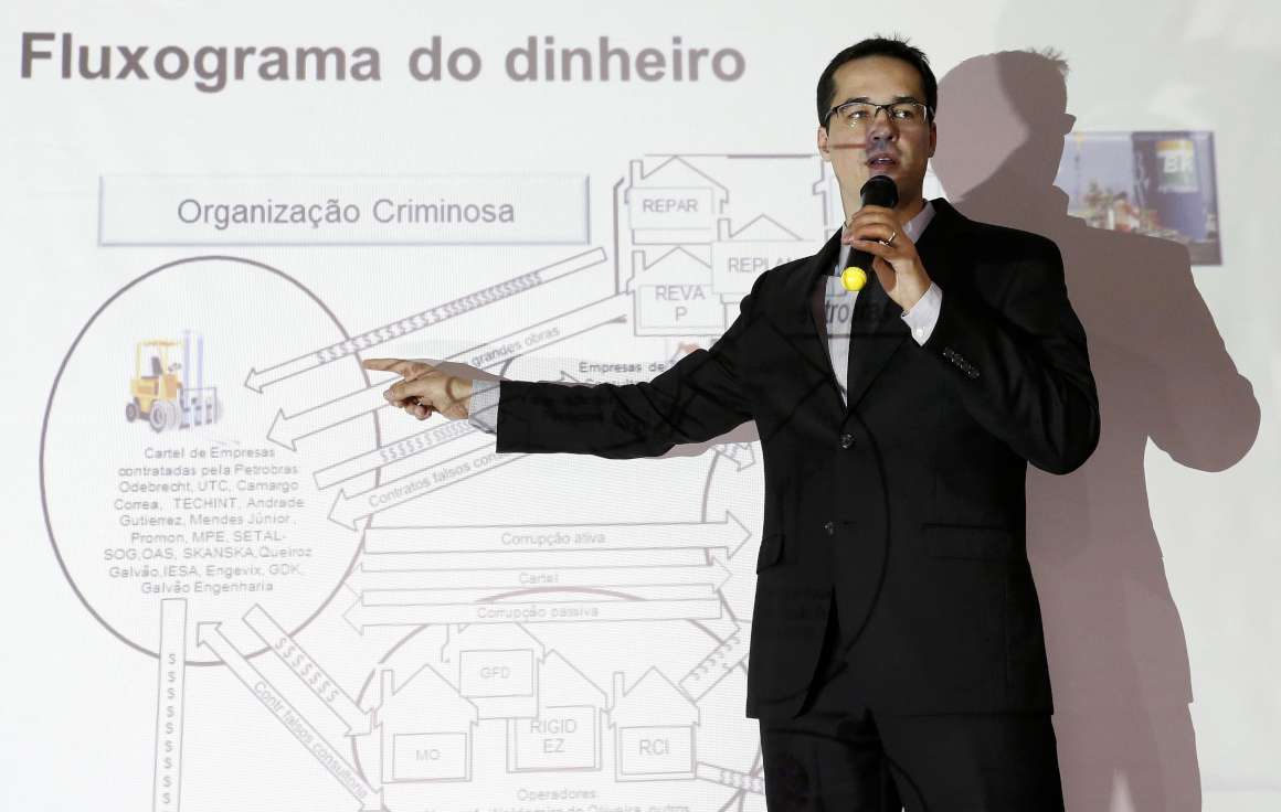 Procurador que encabeça a força-tarefa da Lava Jato, Deltan Dallagnol afirma em entrevista não ter dúvidas de que, sem as delações premiadas, a Justiça "não teria chegado aos resultados alcançados no caso da força-tarefa anterior, do Banestado, nem nesse caso da Lava Jato"; "Você faz a colaboração para trocar um peixe pequeno por um peixe grande ou para trocar um peixe por muitos peixes (...). Quando você pega uma sardinha, você pode comer essa sardinha, ou usá-la como isca para pegar um tubarão", explica