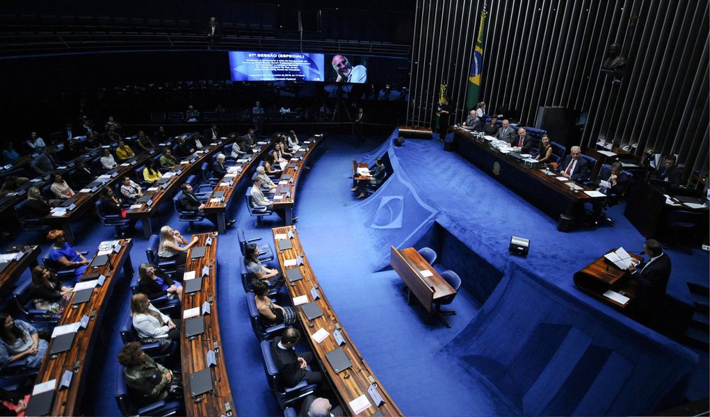 Na semana em que a Câmara dos Deputados discute o projeto de redução da maioridade penal e faz nesta terça (16) uma audiência pública, com a presença do Ministro da Justiça, José Eduardo Cardozo, para discutir o assunto, o Senado poderá votar um projeto do senador José Serra (PSDB-SP) que amplia o tempo de punição, de três anos para oito anos, para adolescentes que cometerem crimes hediondos; "Essa é uma forma de resguardar os adolescentes que cometeram crimes de menor potencial ofensivo. Por exemplo, um garoto furta um par de tênis. E aí ele é recolhido no mesmo sistema que o outro que sequestrou, matou e roubou. Não é razoável, não é? Então, o que nós estamos fazendo é criando um sistema especial para os jovens que praticaram o crime hediondo", explicou
 