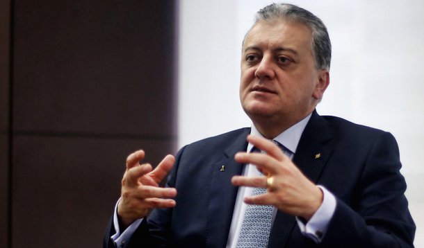 O novo presidente da Petrobras, Aldemir Bendine, disse, nesta terça (10), em entrevista ao Jornal Nacional, da TV Globo, que a Petrobras "não vai parar, nem entrará em marcha à ré", mesmo diante das investigações que envolvem às suspeitas de corrupção na estatal; ele defendeu que os acionistas e investidores "continuem a acreditam na companhia"; "A gente passa por um momento de dificuldades, mas passado a limpo estas denúncias, eu não tenho dúvidas de que a companhia estará olhando para o futuro, dada a sua capacidade de geração de valores para os acionistas e para a população brasileira", afirmou; leia entrevista na íntegra