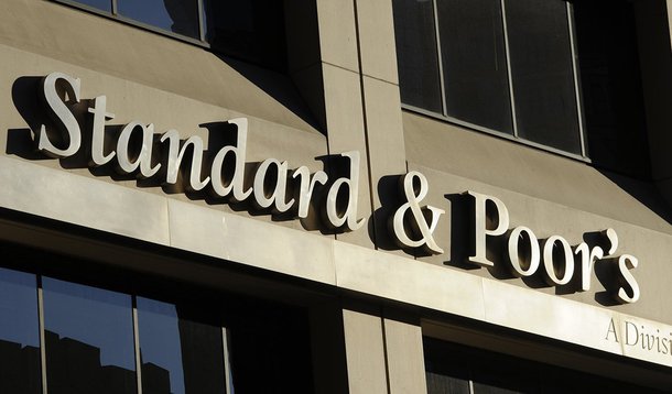 Agência de classificação de risco Standard &amp; Poor's decidiu manter o selo de "grau de investimento" para a economia brasileira, mas mudou a perspectiva de "estável" para "negativa"; S&amp;P espera que o Brasil registre uma retração da economia da 2% neste ano, enquanto em 2016 não haverá crescimento; apenas em 2017 a agência projeta um crescimento modesto da economia; segundo a agência, as investigações dos casos de corrupção contra políticos e empresas de alto perfil - em ambos os setores público e privado, e em todos os partidos - levaram a uma alta da incerteza política no curto prazo