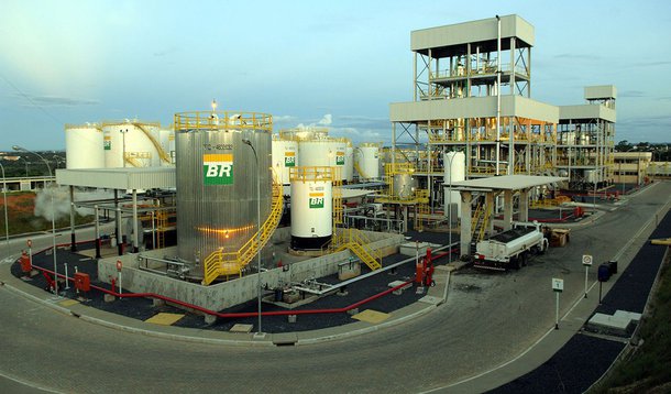 A produção de petróleo e gás natural da Petrobras, no Brasil e no exterior, atingiu em abril deste ano, 2,785 milhões de barris de óleo equivalente por dia (boed); na comparação com o mesmo mês de 2014, a elevação é 8,8%, com 2,560 milhões boed
