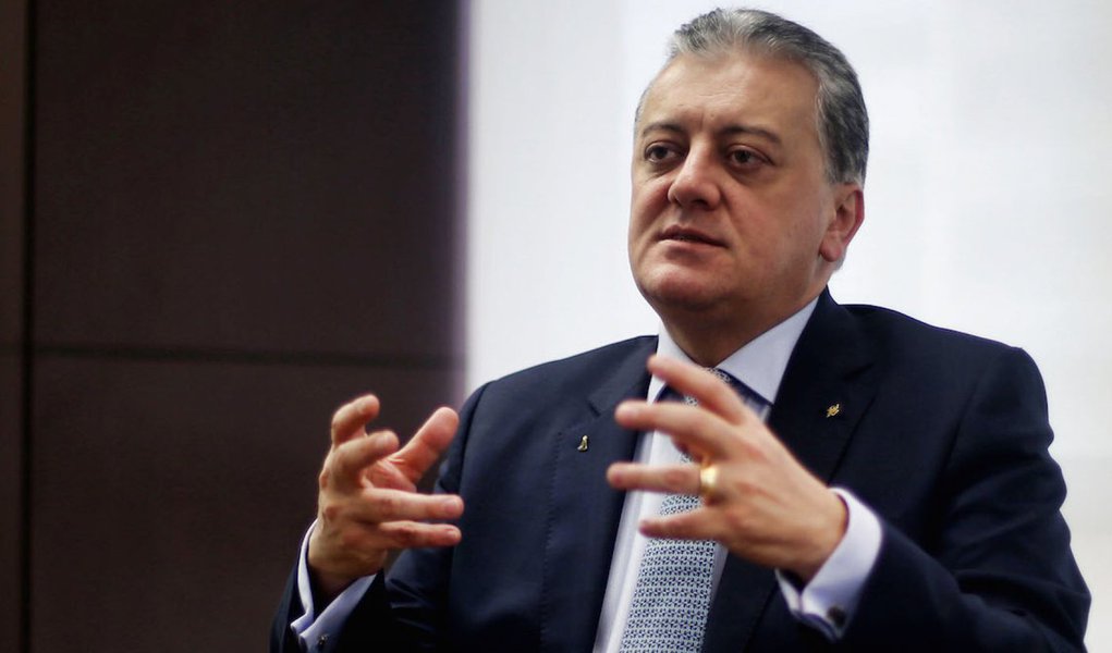 O novo presidente da Petrobras, Aldemir Bendine, disse, nesta terça (10), em entrevista ao Jornal Nacional, da TV Globo, que a Petrobras "não vai parar, nem entrará em marcha à ré", mesmo diante das investigações que envolvem às suspeitas de corrupção na estatal; ele defendeu que os acionistas e investidores "continuem a acreditam na companhia"; "A gente passa por um momento de dificuldades, mas passado a limpo estas denúncias, eu não tenho dúvidas de que a companhia estará olhando para o futuro, dada a sua capacidade de geração de valores para os acionistas e para a população brasileira", afirmou; leia entrevista na íntegra