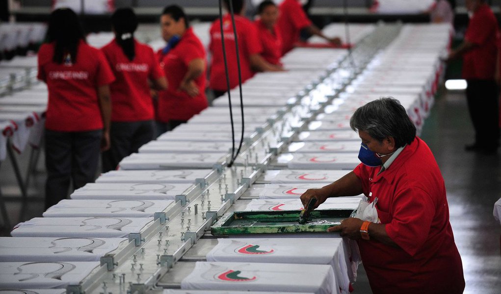 Índice de Confiança da Indústria (ICI), medido pela FGV, passou de 84,3 para 85,9 pontos, avançando 1,9% entre dezembro de 2014 e janeiro de 2015; no mês anterior havia recuado 1,5%; o ICI deste período é o maior desde junho passado (87,2 pontos)