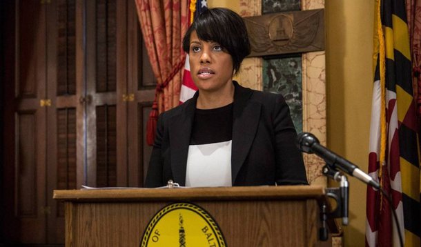 A prefeita de Baltimore, Stephanie Rawlings-Blake, suspendeu o toque de recolher obrigatório que tinha sido decretado por causa das manifestações após a morte de um homem sob custódia policial; "Suspendi, com efeitos imediatos, a ordem que instituía o recolher obrigatório em toda a cidade", disse na rede social Twitter; decisão surge dois dias depois da procuradora de Baltimore, Marilyn Mosby, ter anunciado que a morte de Freddie Gray é um "homicídio" e que seis policiais serão acusados pelo crime