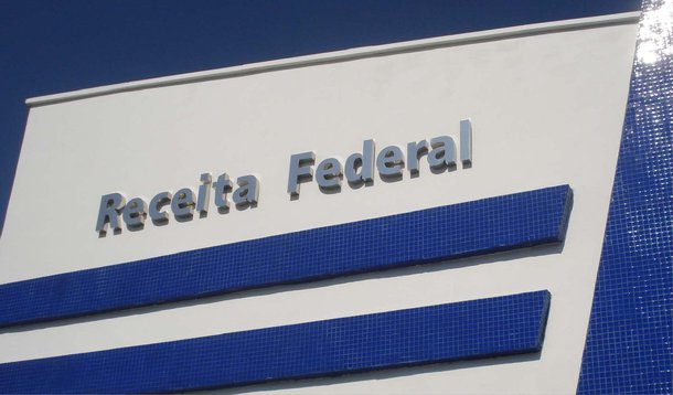 A consulta ao primeiro lote de restituições do Imposto de Renda Pessoa Física (IRPF) 2015 será liberada às 9h de amanhã (8); as informações estarão disponíveis no site da Receita Federal ou por meio do Receitafone 146; o Fisco disponibiliza ainda aplicativo para tablets e smartphones que permite a consulta às declarações do IRPF para os sistemas Android e iOS