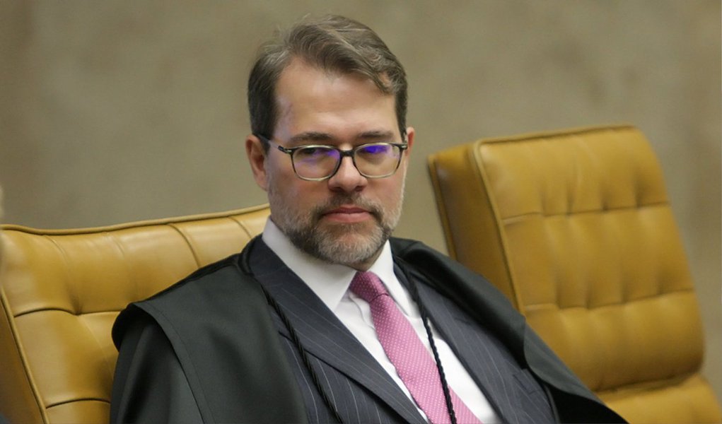 O ministro Dias Toffoli, do Supremo Tribunal Federal (STF), rejeitou nesta quinta (9) pedido de liminar para suspender a tramitação da emenda à Constituição (PEC) que reduz a maioridade penal de 18 para 16 anos; Toffoli entendeu que não há motivos para concessão de medida cautelar para uma matéria que ainda está em fase de discussão; a questão da constitucionalidade será julgada no mérito da ação; mandado de segurança foi impetrado pelo deputado federal Cabuçu Borges (PMDB-AP); ele considera a PEC inconstitucional antes mesmo da aprovação, por entender que o Artigo 228, da Constituição, prevê que menores de 18 anos são inimputáveis