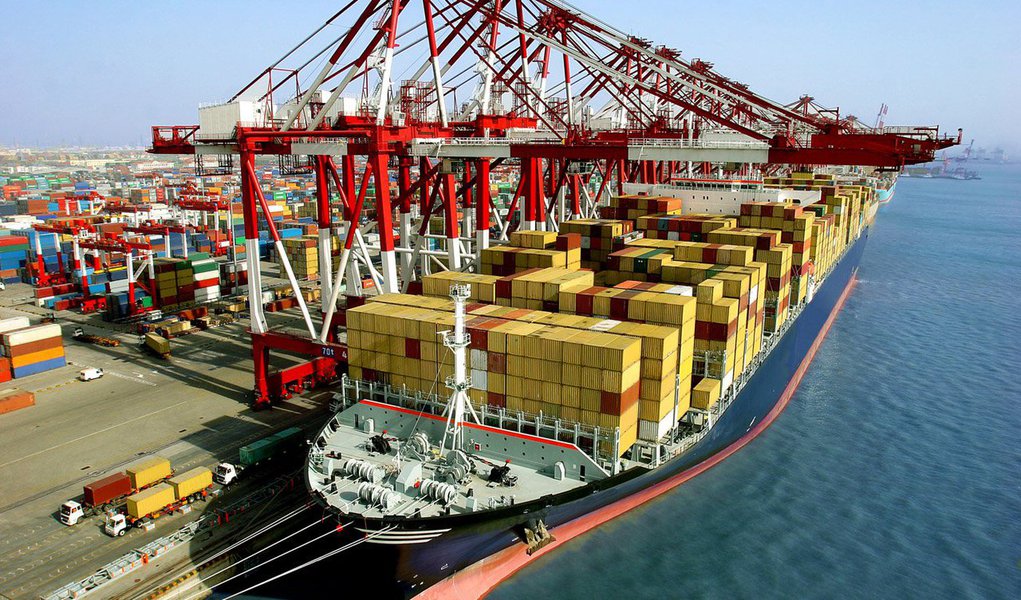 A China informou que irá permitir que navios gigantes, com capacidade para 400 mil toneladas, atraquem nos portos do país, oficialmente encerrando mais de três anos de embargo que havia afetado principalmente o transporte de minério da brasileira Vale; quatro portos, Qingdao, Dalian, Tangshan Caofeidian e Ningbo, serão autorizados a receber os cargueiros depois que eles atendam alguns requisitos técnico; navios gigantes, conhecidos como Valemax, foram projetados para cortar custos de frete marítimo entre Brasil e China