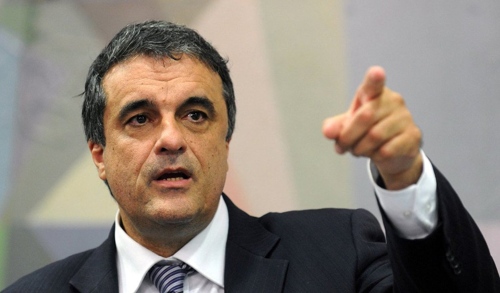 O ministro da Justiça, José Eduardo Cardozo, determinou nesta terça (21) à Polícia Federal a abertura de investigação para apurar se a advogada do presidente da Odebrecht, Marcelo Bahia Odebrecht, foi impedida por delegados de acompanhar um dos depoimentos do investigado, preso desde o mês passado na Superintendência da PF em Curitiba; segundo o ministro, o fato envolvendo a advogada Dora Cavalcanti foi comunicado por meio da OAB;  "Em todos os casos em que houver denúncia de possíveis irregularidades, cabe ao ministro da Justiça, zelando pela legalidade e o Estado Democrático de Direito, determinar a apuração do ocorrido", justificou o ministro