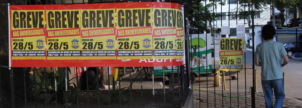 Os professores da Universidade Federal Fluminense (UFF) decidiram, em assembleia, manter a greve que começou no dia 28 de maio, incluindo técnicos administrativos e alunos da instituição; foram 266 votos a favor e 108 contra a continuidade do movimento; a informação é da Associação dos Docentes da UFF (Aduff); os professores defendem o caráter público da universidade e reivindicam melhores condições de trabalho e ensino, garantia da autonomia universitária, reestruturação da carreira e valorização salarial de ativos e aposentados