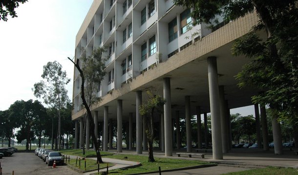A Universidade Federal do Rio de Janeiro (UFRJ) vai discutir possíveis mudanças no calendário no próximo dia 5, em uma reunião do Conselho de Ensino de Graduação; as alterações se devem à greve de professores, inciada no dia 23 de junho, e a de técnicos e alunos, que começou em 29 de maio; na Universidade Federal Fluminense (UFF), a reitoria já anunciou que vai encaminhar propostas de adequação ao conselho da universidade
 