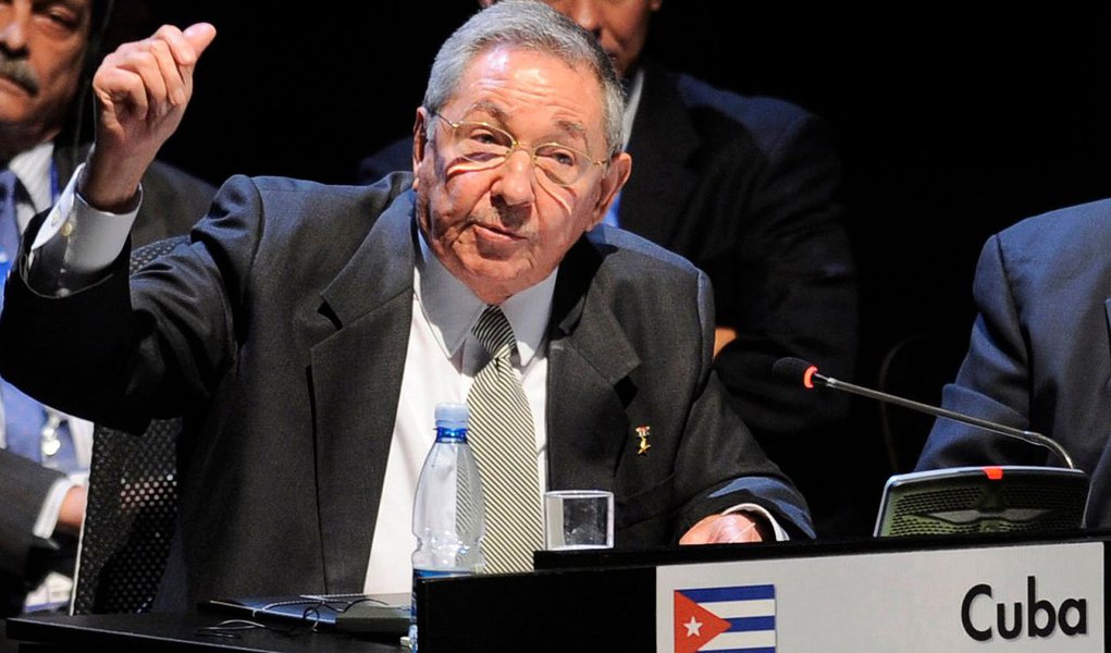 Presidente de Cuba, Raúl Castro, disse que não vê normalização das relações entre EUA e Cuba enquanto o embargo à ilha permanecer válido; Ele pediu, também, que o presidente norte-americano, Barack Obama, use seus “poderes executivos” para acabar com o bloqueio, além de pedir que o país norte-americano devolva o território “cubano ilegalmente ocupado” pela Base Naval de Guantánamo; "Esperamos que Obama continue usando seus poderes executivos, ou seja, aqueles que pode usar como presidente sem interferências do Congresso, para desmantelar aspectos dessa política que causa danos e privações ao nosso povo", disse Raúl Castro