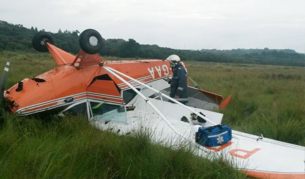 Um avião monomotor fez um pouso de emergência em Campina Grande do Sul, na Região Metropolitana de Curitiba (RMC), após decolar do aeroporto do Bacacheri, na capital; de acordo com o Corpo de Bombeiros, ao cair, a aeronave bateu no solo, derrapou e capotou; instrutor e aluno estavam no avião, mas eles não se feriram; chovia no momento do voo e, em consequência, havia pouca visibilidade, o que pode ter causado problemas que obrigaram o piloto a fazer a descida emergencial