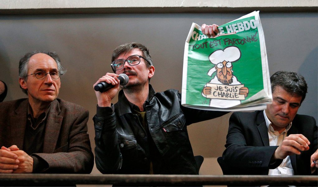 O jornal francês "Charlie Hebdo" irpa doar 4,3 milhões de euros arrecadados com doações às famílias das nove vítimas dos atentatos promovidos por jihadistas; "Este dinheiro deve ser distribuído entre as vítimas, este é o compromisso que foi assumido pelos integrantes da direção", disse o médico e cronista Patrick Pelloux; montante é fruto de uma campanha promovida por 36 mil doadores, de 84 países, desde janeiro; decisão ocorreu após 15 dos 20 funcionários questionarem o destino dos recursos obtidos com as doações