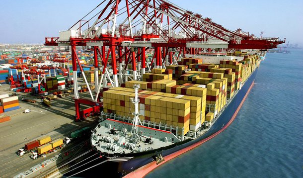 A China informou que irá permitir que navios gigantes, com capacidade para 400 mil toneladas, atraquem nos portos do país, oficialmente encerrando mais de três anos de embargo que havia afetado principalmente o transporte de minério da brasileira Vale; quatro portos, Qingdao, Dalian, Tangshan Caofeidian e Ningbo, serão autorizados a receber os cargueiros depois que eles atendam alguns requisitos técnico; navios gigantes, conhecidos como Valemax, foram projetados para cortar custos de frete marítimo entre Brasil e China