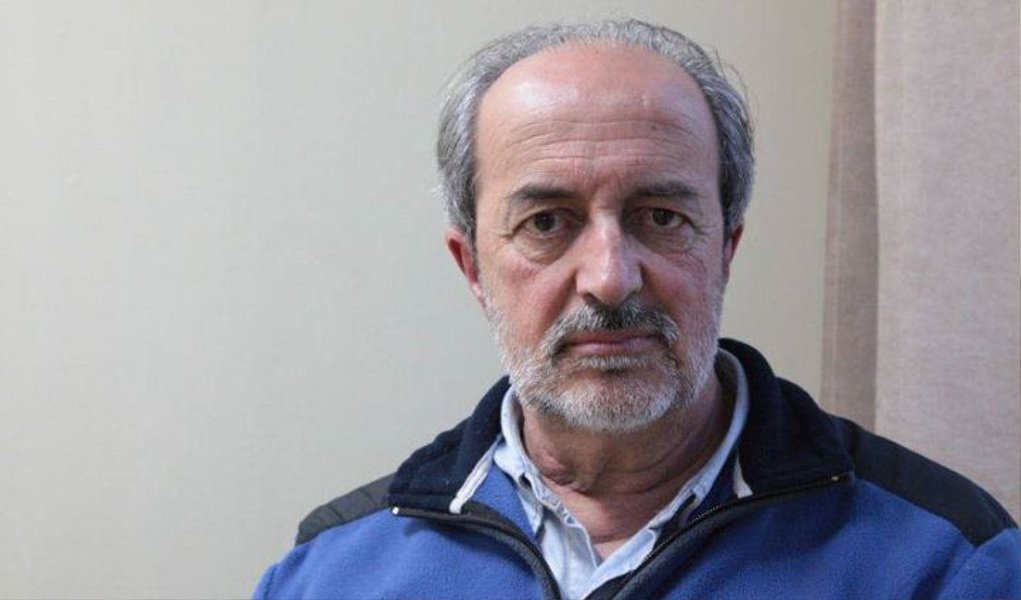 Identificado como um simpatizante da presidente Dilma Rousseff, o comerciante Élbio Flores, de 65 anos, foi hostilizado dentro de um avião que fazia o trajeto Porto Alegre-Brasília na manhã de quarta (27); o incidente ocorreu no momento de desembarque, pois ele deixava a aeronave levando consigo um exemplar da revista "Carta Capital" quando passou a ser alvo de ataques de um grupo chamado La Banda Loka Liberal; que apoia o movimento pelo impeachment de Dilma; Élbio conta que os integrantes do grupo o chamaram de idiota "por ler uma revista igualmente idiota"; na reação, diz, chamou os agressores de golpistas