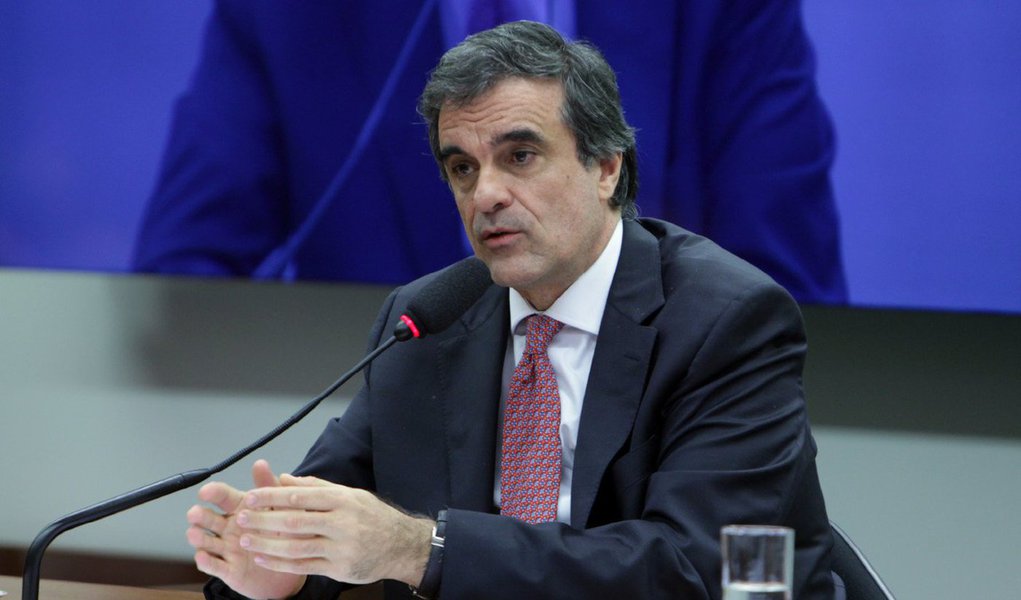 O ministro da Justiça, José Eduardo Cardozo, criticou a tentativa de punir a presidente Dilma Rousseff pelas chamadas "pedaladas fiscais"; segundo ele, o procedimento ocorre desde 1994 e foi usado nos governos de Fernando Henrique Cardoso e Lula; "Caso se chegue à conclusão de que as operações são equivocadas, reprimenda retroativa a presidente é correto? Não acredito. Que se proíba daqui pra frente", disse, em audiência pública da Comissão de Finanças e Tributação