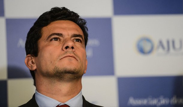 Eduardo Guimarães, do Blog da Cidadania, anunciou, nesta segunda-feira (27), que irá apresentar uma denúncia contra o juiz Sérgio Moro, responsável pela Operação Lava Jato, por abuso de poder; "Há muito tempo o juiz Sergio Moro vem despertando indignação de determinados setores da sociedade devido ao fato de que suas ações têm um viés político-partidário e ideológico claro. Além disso, há reclamações diversas quanto ao tratamento que tem dado aos presos, sobretudo na questão de “chantageá-los” para que adiram à delação premiada ou fiquem mofando na cadeia. Tudo isso, porém, é subjetivo. Mas, na semana passada, ele cometeu um erro grave, que escancarou sua postura parcial e até irresponsável no trato das investigações da operação Lava Jato, a prisão indevida de Marice Corrêa", diz