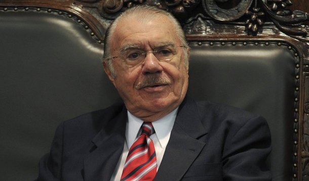 O senador José Sarney (PMDB-AP) não vai mais se aposentar para ser presidente do Conselho Editorial do Senado; a Casa prepara uma sala exclusiva para o ex-presidente da República; a informação é do Blog do Garrone; em junho, o parlamentar divulgou uma nota justificando a sua pretensão de se aposentar; "Entendo que é chegada a hora de parar um pouco com esse ritmo de vida pública que consumiu quase 60 anos de minha vida e afastou-me muito do convívio familiar", disse