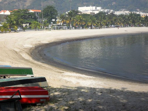 A Prefeitura de Niterói e a concessionária Água de Niterói, responsável pelo abastecimento de água e tratamento de esgoto no município, serão notificadas por despejo de esgoto na Praia de São Francisco; segundo o Instituto Estadual do Ambiente (Inea), os órgãos terão que explicar por que a água suja está correndo pelo canal da Avenida Presidente Roosevelt mesmo em dia de sol; a praia foi a única da zona sul de Niterói considerada imprópria para banho, de janeiro até o dia 11 de maio, quando o Inea fez a última análise de balneabilidade
 