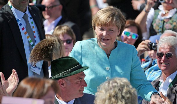 Os líderes do G7 prometeram, em uma reunião nos Alpes Bavários, manter as sanções contra a Rússia até que o presidente Vladimir Putin e os separatistas apoiados por Moscou implementem totalmente os termos do acordo de paz com a Ucrânia; a chanceler Angela Merkel espera conseguir um comprometimento dos seus convidados do G7 para atacar o aquecimento global, às vésperas de uma grande reunião climática das Nações Unidas, em Paris, em dezembro