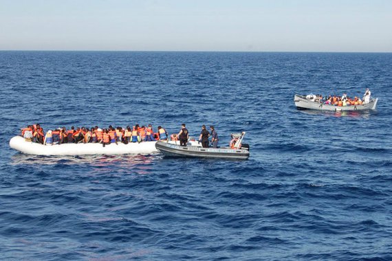 Pelo menos 20 pessoas morreram nesta segunda (20) no naufrágio de uma embarcação no Mediterrâneo com mais de 300 ocupantes; segundo a OIM, os guarda-costeiros vão provavelmente tentar redirecionar navios comerciais para o local onde o barco está afundando; o anúncio é feito horas antes da reunião dos ministros do Interior e dos Negócios Estrangeiros da União Europeia para discutir a tragédia no Mediterrâneo nesse domingo, quando mais de 700 migrantes morreram quando o barco em que viajavam com destino à Itália naufragou