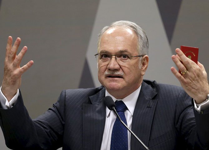 Enquanto a Nação assistia pela TV Senado argumentos sérios e apoios incontestáveis ao dr. Luiz Edson Fachin, o “seu” Ronaldo Caiado passava papel de cão envenenado de ódio