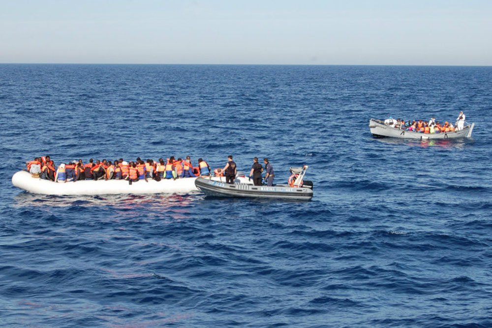 Pelo menos 20 pessoas morreram nesta segunda (20) no naufrágio de uma embarcação no Mediterrâneo com mais de 300 ocupantes; segundo a OIM, os guarda-costeiros vão provavelmente tentar redirecionar navios comerciais para o local onde o barco está afundando; o anúncio é feito horas antes da reunião dos ministros do Interior e dos Negócios Estrangeiros da União Europeia para discutir a tragédia no Mediterrâneo nesse domingo, quando mais de 700 migrantes morreram quando o barco em que viajavam com destino à Itália naufragou