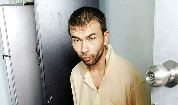 As buscas pelos envolvidos no mais mortal ataque na Tailândia levaram à prisão de um homem estrangeiro neste sábado, 29, que correspondia à descrição de um suspeito visto deixando uma mochila no local da explosão em Bangcoc quase duas semanas atrás; polícia invadiu um apartamento em um subúrbio ao norte da capital no sábado à tarde (horário local) e descobriu possíveis materiais de fabricação de bombas que poderiam ter sido utilizados no ataque de 17 de agosto no coração comercial de Bangcoc; suspeito "se parece com o que estamos procurando", disse o porta-voz da polícia nacional Prawut Thavornsiri