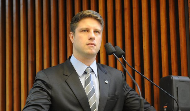 A Justiça do Paraná determinou que o governo estadual apresente, em até 72 horas, um demonstrativo contábil provando a "impossibilidade do reajuste inflacionário correspondente à inflação de 2014, ou seja, de 8,17%"; A decisão é consequência de ação popular proposta pelo deputado Requião Filho (PMDB), que solicitou o bloqueio das contas do Executivo para garantir o pagamento de reajuste aos servidores públicos