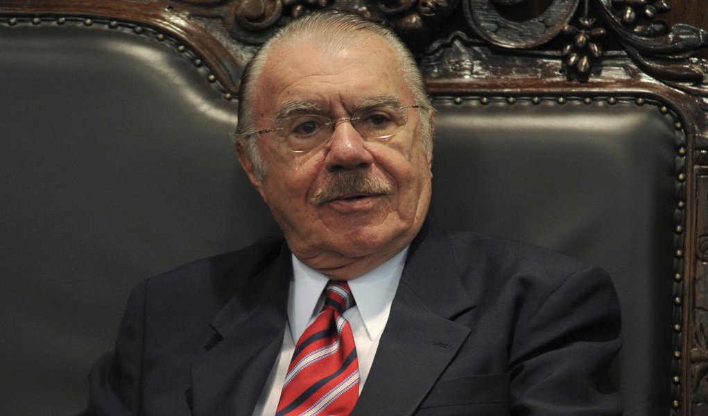 O senador José Sarney (PMDB-AP) não vai mais se aposentar para ser presidente do Conselho Editorial do Senado; a Casa prepara uma sala exclusiva para o ex-presidente da República; a informação é do Blog do Garrone; em junho, o parlamentar divulgou uma nota justificando a sua pretensão de se aposentar; "Entendo que é chegada a hora de parar um pouco com esse ritmo de vida pública que consumiu quase 60 anos de minha vida e afastou-me muito do convívio familiar", disse