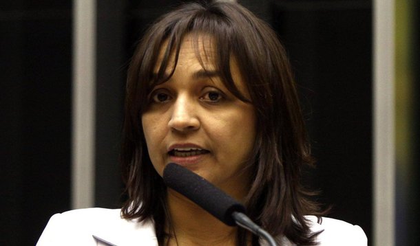 Deputada federal Eliziane Gama (PPS) vai coordenar a comissão externa criada pela Câmara Federal para acompanhar e fiscalizar os fatos relativos ao cancelamento da construção das refinarias da Petrobras Premium I e Premium II, em Bacabeira (MA) e em São Gonçalo do Amarante (CE); parlamentares maranhenses e cearenses argumentam que o anúncio das obras pela Petrobras, em 2010, atraiu investimentos dos empreendedores para a região e querem avaliar as consequências ambientais, sociais e financeiras da suspensão das obras