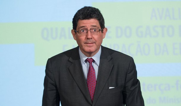 O juiz federal Renato Coelho Borelli, da 20ª Vara do Distrito Federal, determinou nesta quarta (24) que o governo federal suspenda a veiculação da campanha publicitária criada para esclarecer a população sobre as medidas do ajuste fiscal; o juiz atendeu a um pedido do PSDB; de acordo com a decisão, a União terá 72 horas para suspender a veiculação das peças que tratam das mudanças no pagamento de pensões, seguro-desemprego e sobre o sistema energético, no rádio, na internet e na televisão, caso contrário pagará multa de R$ 50 mil; o juiz entrou no mérito da decisão do governo de produzir as peças e entendeu que o conteúdo não condiz com a realidade