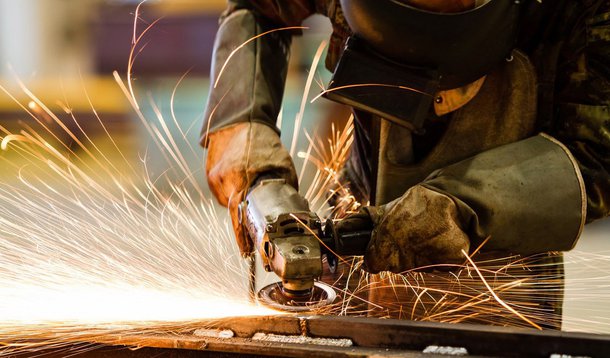 A indústria brasileira encerrou o segundo trimestre com contração em junho devido às dificuldades econômicas que afetam a entrada de novos negócios, ainda que o ritmo de retração da atividade tenha enfraquecido, apontou o Índice de Gerentes de Compras (PMI, na sigla em inglês); índice subiu a 46,5 em junho, contra 45,9 em maio, no quinto mês abaixo da marca de 50 que separa crescimento de contração