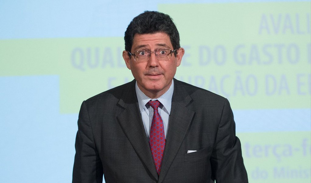 O juiz federal Renato Coelho Borelli, da 20ª Vara do Distrito Federal, determinou nesta quarta (24) que o governo federal suspenda a veiculação da campanha publicitária criada para esclarecer a população sobre as medidas do ajuste fiscal; o juiz atendeu a um pedido do PSDB; de acordo com a decisão, a União terá 72 horas para suspender a veiculação das peças que tratam das mudanças no pagamento de pensões, seguro-desemprego e sobre o sistema energético, no rádio, na internet e na televisão, caso contrário pagará multa de R$ 50 mil; o juiz entrou no mérito da decisão do governo de produzir as peças e entendeu que o conteúdo não condiz com a realidade