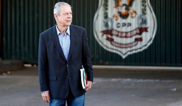 Condenado a 7 anos e 11 meses de prisão na AP 470 por envolvimento com o esquema do chamado “mensalão”, ex-ministro da Casa Civil José Dirceu poderá receber a qualquer momento autorização do Poder Judiciário para cumprir a pena em casa; ele está preso na Papuda desde o dia 15 de novembro e pode avançar benefício de progressão do regime com horas de trabalho e estudo  