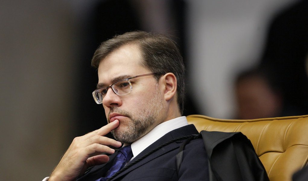 Presidente do Tribunal Superior Eleitoral (TSE), José Antonio Dias Toffoli, é favorável ao fim da reeleição para prefeitos; segundo ele, para evitar o fortalecimento de oligarquias familiares; essa mudança deve fazer parte de uma reforma política, que também deveria abranger o fim das coligações proporcionais, um limite de gastos para as campanhas eleitorais, uma novo sistema eleitoral baseado em distritos para eleições legislativas, a criação de uma cláusula de barreira para os partidos e o fim do financiamento eleitoral por empresas